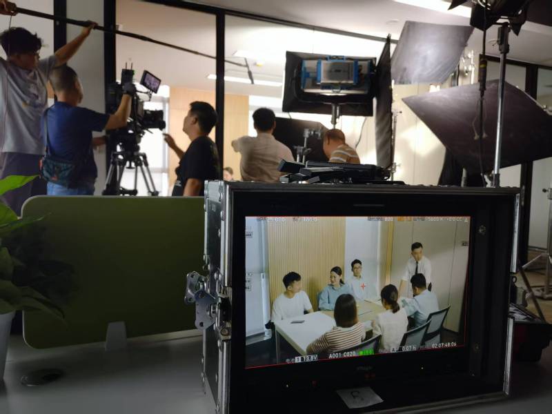 河南TVC拍摄公司：科技产品视觉化大师，诠释未来感与功能美学